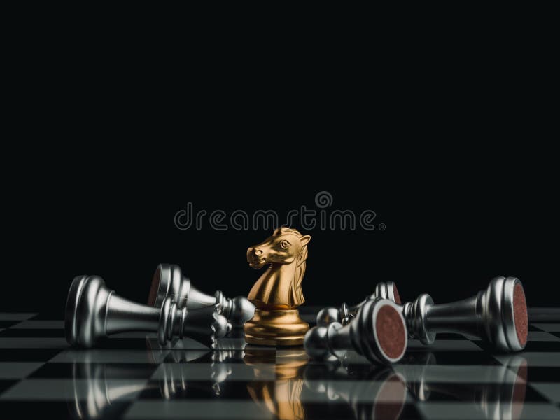 A peça de xadrez da rainha de ouro em pé com peças de xadrez de peão de  prata caindo no tabuleiro de xadrez em fundo escuro com espaço de cópia.  liderança, vencedor