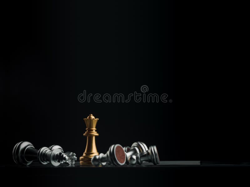 Peça de xadrez de peão de prata de close-up ganha a rainha de ouro