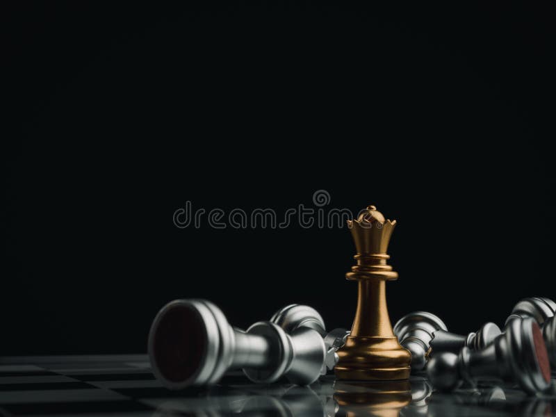 A peça de xadrez de peão de ouro em pé no grupo de peças de xadrez de peão  de prata no fundo azul do piso padrão hexágono se destaca da multidão  liderança
