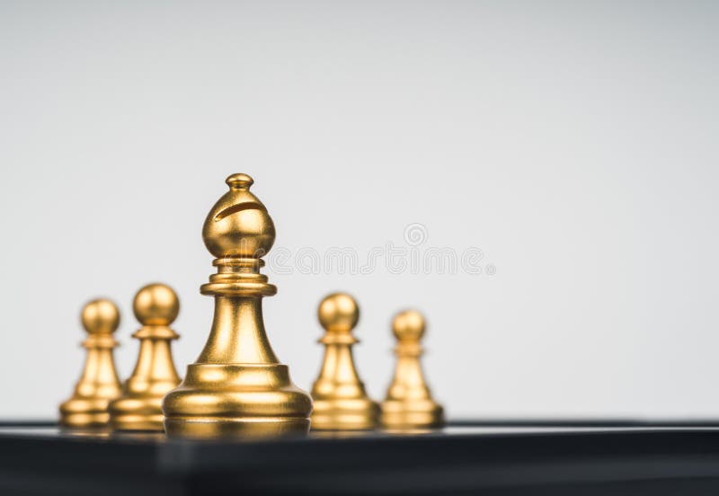 Conjunto De Peças De Xadrez Douradas Elemento Rainha Rei Torre Bispo  Cavaleiro Em Pé Sobre O Tabuleiro De Xadrez Em Fundo Escuro. Imagem de  Stock - Imagem de tabuleiro, cavalo: 235140717