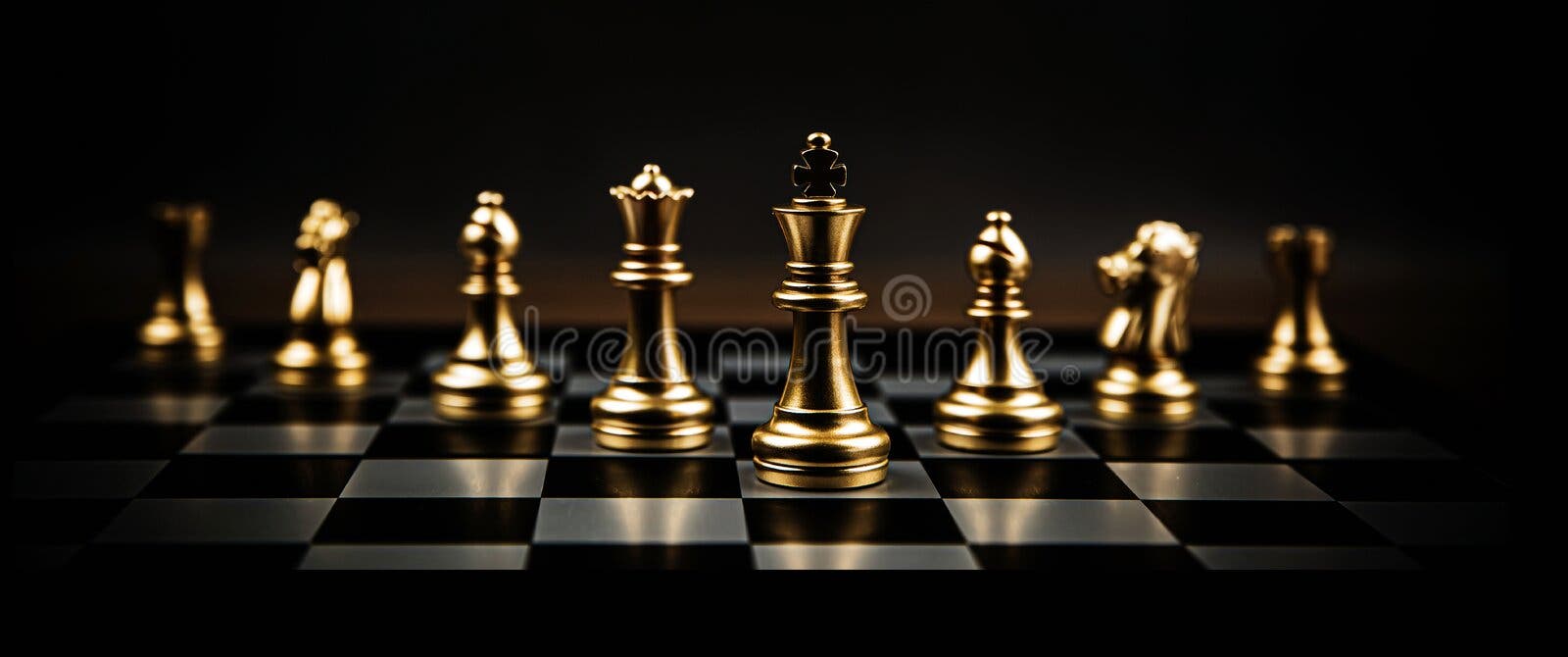 A Peça De Xadrez Do Rei Dourado Que Fica No Tabuleiro De Xadrez. Imagem de  Stock - Imagem de potência, partes: 247381585