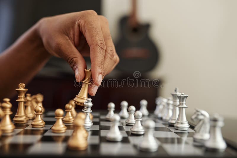 Foto do rei dourado do tabuleiro de xadrez em movimento. conceito de  estratégia, vitória empresarial.