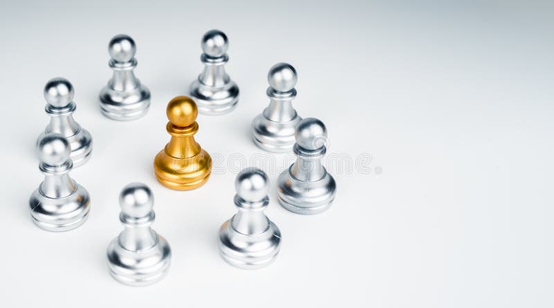 A peça de xadrez de peão de ouro que se destaca do grupo de peças de