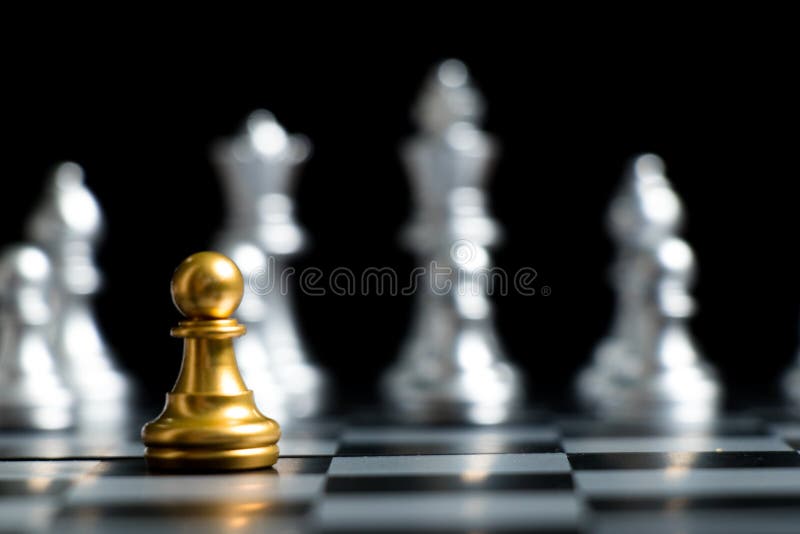 Peça de xadrez de peão de prata de close-up ganha a rainha de ouro