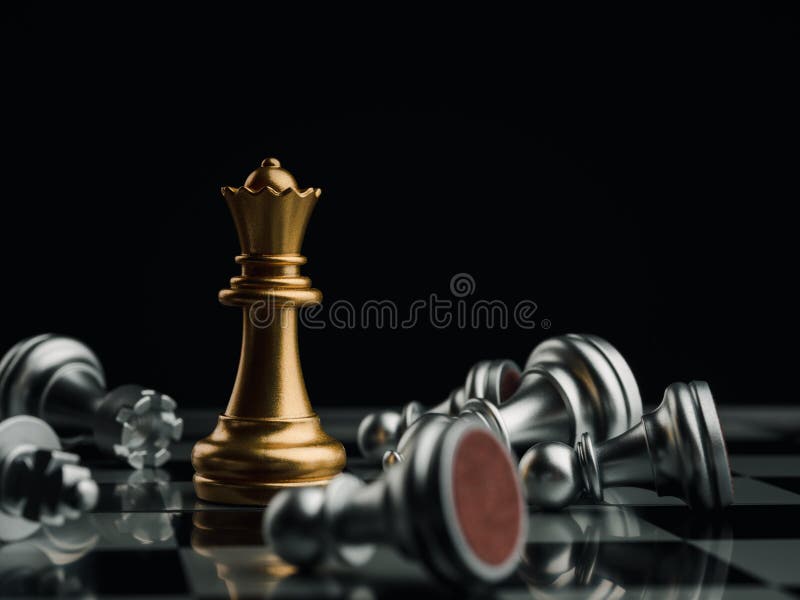 Peça De Xadrez De Ouro Em Pé Na Fila Rainha Rei Bispo Cavaleiro Torre Peão  Preto Foto de Stock - Imagem de pedido, jogo: 190573058