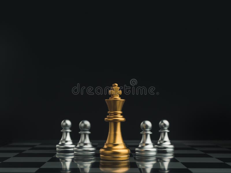 A peça de xadrez do rei dourado em pé no tabuleiro de xadrez na frente de  peças de xadrez de prata em fundo branco com espaço de cópia confronto de  competição de