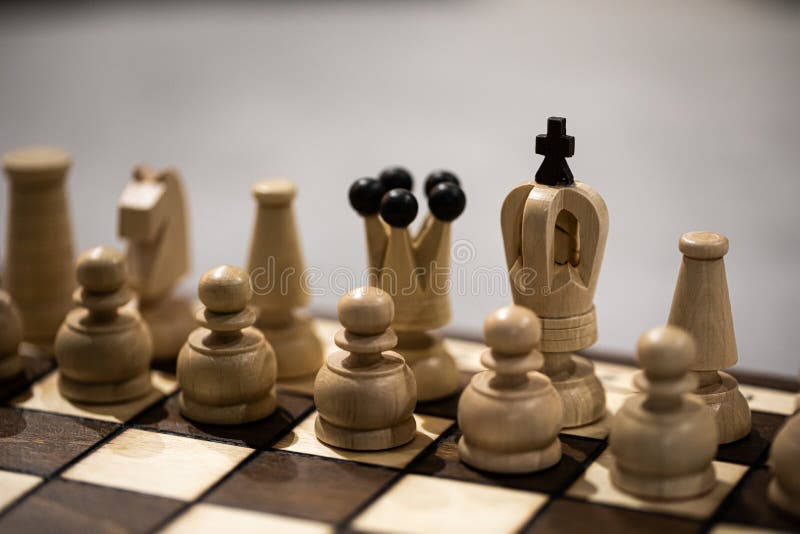 Peças de xadrez de madeira brancas na posição inicial do jogo à