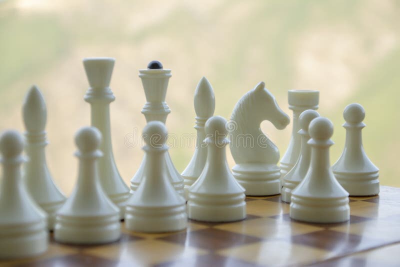 Checkmate é Um Jogo De Xadrez. Figuras De Xadrez. Posicionamento Das Peças  Na Placa Foto de Stock - Imagem de partes, derrota: 227998534