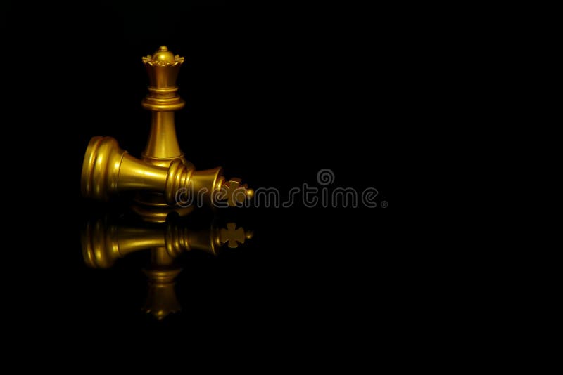 Peças De Xadrez Douradas Rei E Rainha Isoladas Em Fundo Negro Imagem de  Stock - Imagem de divertimento, placa: 168822795