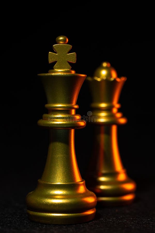 Peças De Xadrez Douradas Rei E Rainha Isoladas Em Fundo Negro Imagem de  Stock - Imagem de divertimento, placa: 168822795