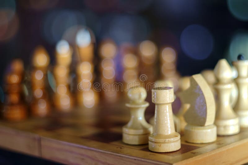 Peças De Xadrez De Madeira No Tabuleiro Imagem de Stock - Imagem de xadrez,  derrota: 211164527