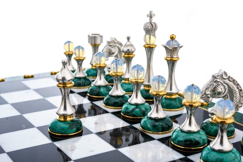 Lote 56 - Tabuleiro de Xadrez e peças de xadrez em mármore verde e preto.  Peças minuciosamente talhadas de ricos detalhes antropomórficos em pedra  verde e preta com mesclados. Dim: 40 x