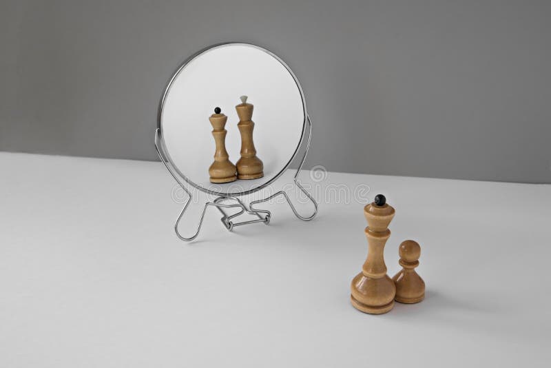 Uma peça de xadrez está em frente a um espelho que tem um peão