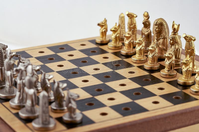 As peças de xadrez são colocadas no tabuleiro antes do início do jogo