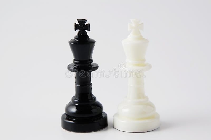 Foto de Dois Reis Do Chess No Fundo Do Tabuleiro De Xadrez Com Chess Feche  e mais fotos de stock de Branco - iStock