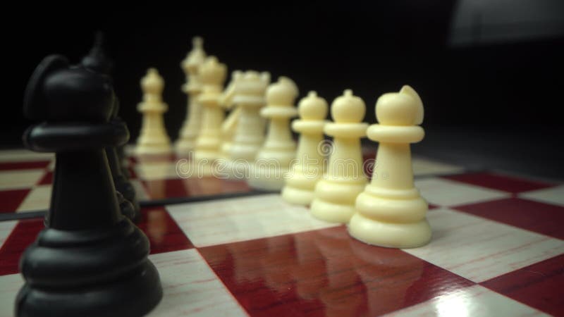 Mãos de close-up de jogador de xadrez barbudo irreconhecível realizando  movimento com peça de peão no tabuleiro de xadrez de madeira, foco  seletivo. aproximação da execução do jogo de xadrez de tabuleiro