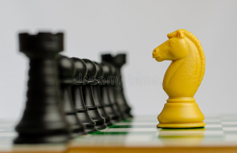 Rainha Batendo Rei No Tabuleiro. Xeque-mate No Xadrez. Mãos Femininas E  Fundo Cinzento Escuro Foto de Stock - Imagem de preto, oponente: 212585276