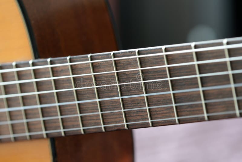 Pe?a de uma guitarra ac?stica velha imagem de stock Pe?a de uma guitarra ac?stica velha imagem de stock