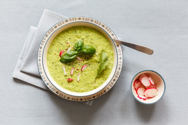 Pea soup with red radish