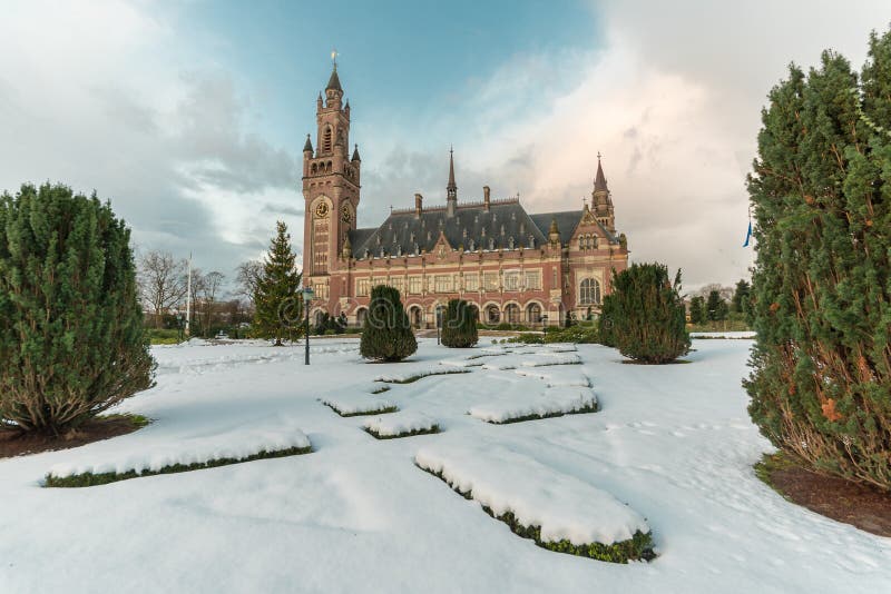 Zimné a Vianočné padá na Mieru Palác, najnavštevovanejšie turistické miesto, sídlo medzinárodného Súdneho Dvora v Haagu (Holandsko).