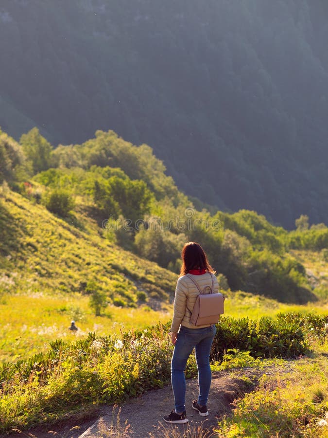 Fremmed svinekød Græder Peace and Quiet Alone with Nature in the Mountains. Young Female Tourist  Traveling in the Mountains, Stock Photo - Image of alone, backpack:  196687034