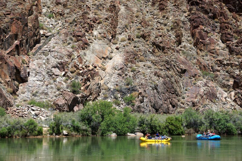 Peach Springs, Arizona, Stati Uniti: Rafts si prepara a cavalcare i rapidi del fiume Colorado fotografie stock Peach Springs, Arizona, Stati Uniti: Rafts si prepara a cavalcare i rapidi del fiume Colorado fotografie stock