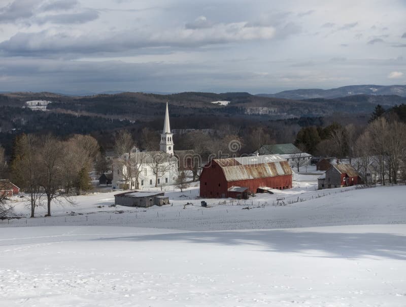 Peacham Vermont kyrka och ladugård i vinter royaltyfri bild Peacham Vermont kyrka och ladugård i vinter royaltyfri bild