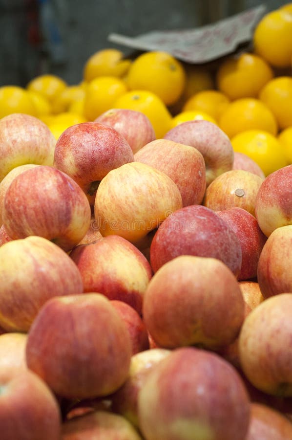 Peaches at farmers market stock image. Image of farmer 61448883