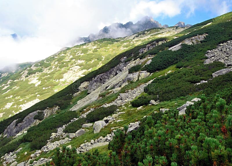 Vrcholy s mraky nad Zlomiskovou dolinou ve Vysokých Tatrách