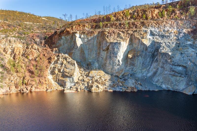 Peaplusmen a del hierro open mine pit. excavarea în profunzime a piritului și extracția mineralelor din cupru și aur în municipali royalty free stock images