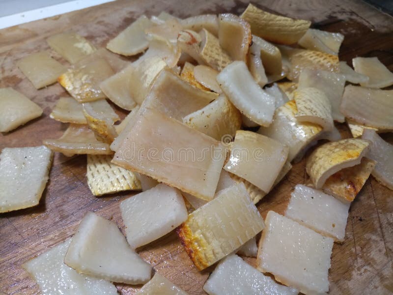 Peau de porc coupée crue sur un conseil en bois photographie stock libre de droits Peau de porc coupée crue sur un conseil en bois photographie stock libre de droits