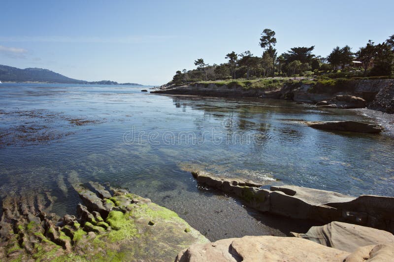 Pebble Beach ao longo da baía de Monterey foto de stock Pebble Beach ao longo da baía de Monterey foto de stock