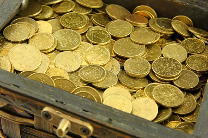Cofre con monedas fotos de archivo