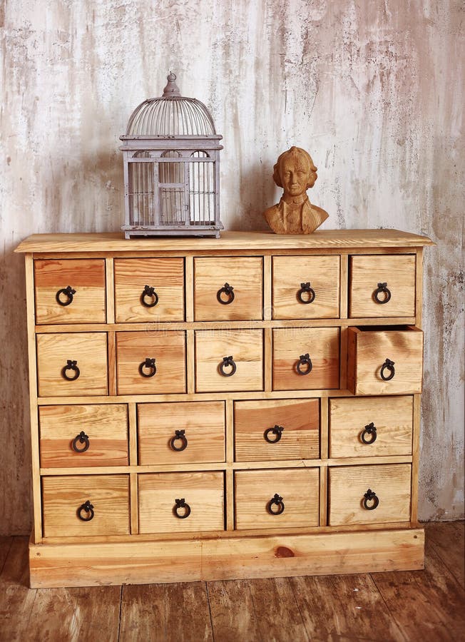 Pecho de cajones de madera en sitio diseñado lamentable con la jaula de pájaros y fotografía de archivo libre de regalías Pecho de cajones de madera en sitio diseñado lamentable con la jaula de pájaros y fotografía de archivo libre de regalías