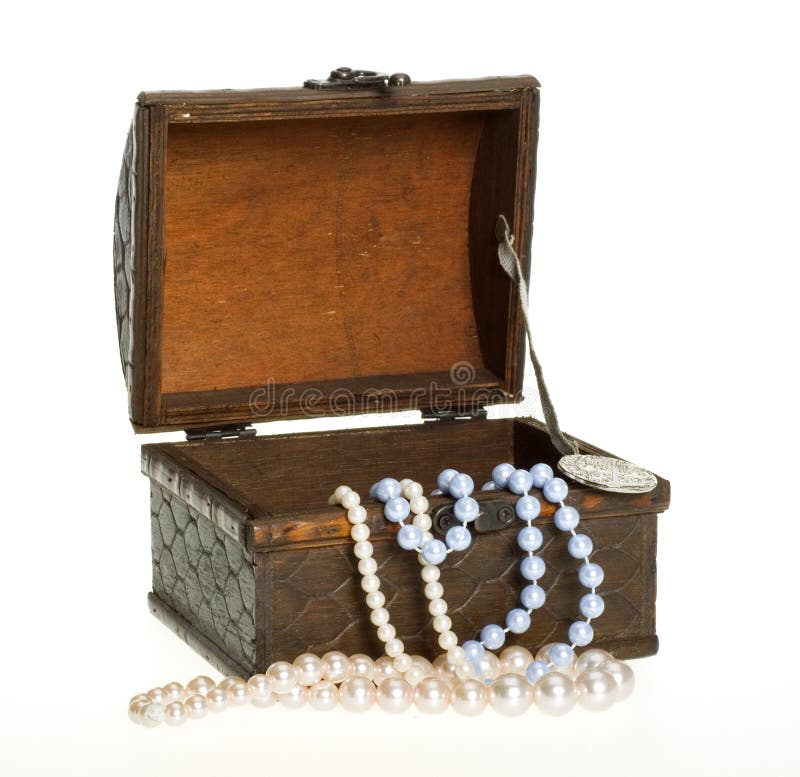 Pecho de tesoro, perlas, CAMINO de RECORTES de la moneda de oro imágenes de archivo libres de regalías Pecho de tesoro, perlas, CAMINO de RECORTES de la moneda de oro imágenes de archivo libres de regalías