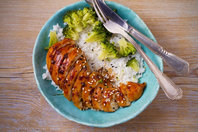Pechuga de pollo, arroz y bróculi de Glased como adornan El pollo en vinagre balsámico y el azúcar marrón sauce foto de archivo Pechuga de pollo, arroz y bróculi de Glased como adornan El pollo en vinagre balsámico y el azúcar marrón sauce foto de archivo