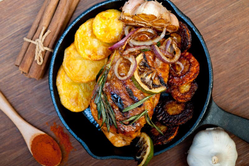 Pechuga de pollo asada a la parrilla con hierbas y especias imagen de archivo