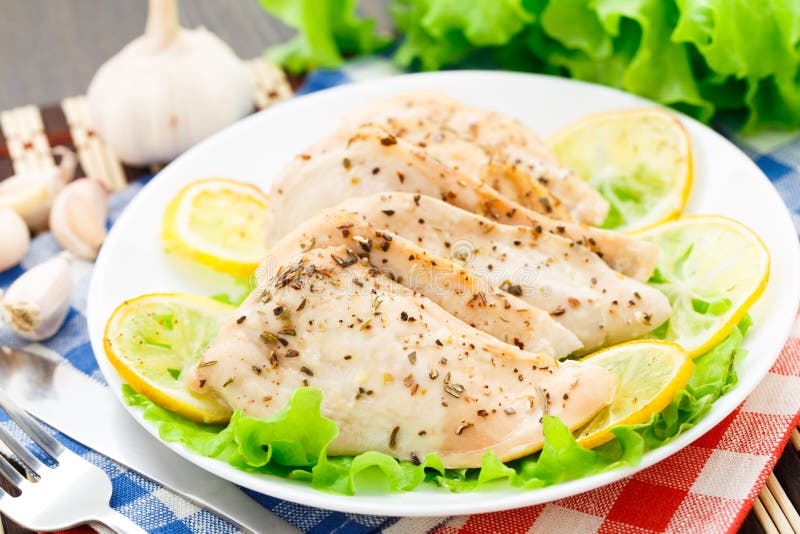 Pechuga de pollo con el limón y el ajo foto de archivo libre de regalías Pechuga de pollo con el limón y el ajo foto de archivo libre de regalías