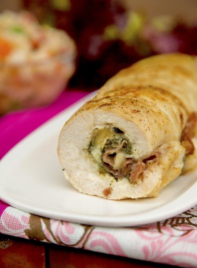 Pechuga De Pollo Rellena Con Espinaca Y El Prosciutto Imagen de archivo