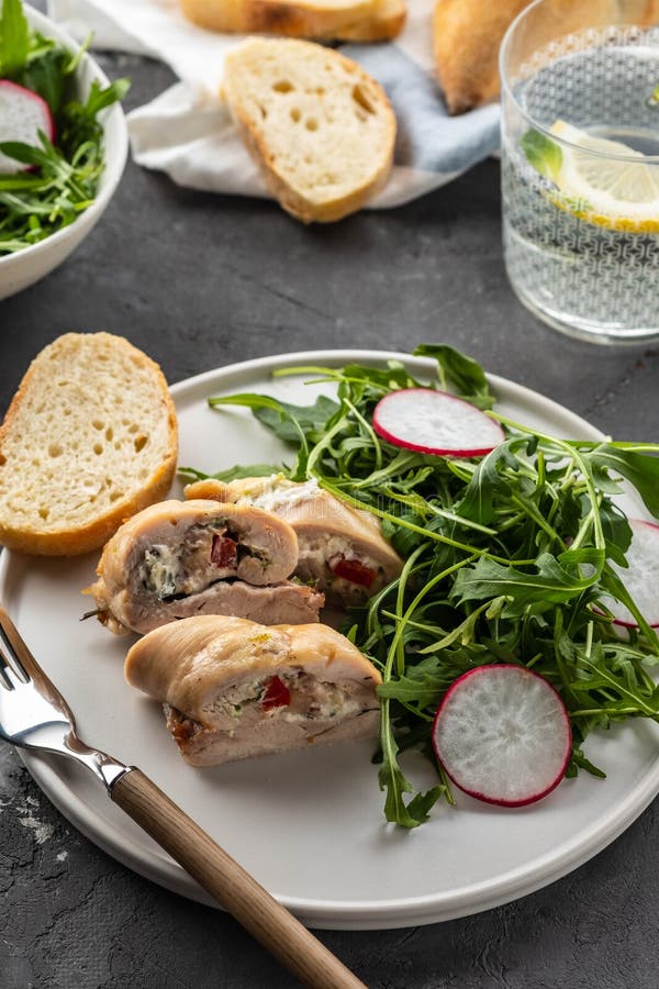 Pechugas de pollo asadas rellenas con las setas, la cebolla verde, la pimienta y la ensalada fresca adornada y la ensalada de coh fotos de archivo libres de regalías Pechugas de pollo asadas rellenas con las setas, la cebolla verde, la pimienta y la ensalada fresca adornada y la ensalada de coh fotos de archivo libres de regalías