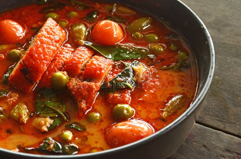 PED YANG Thaifood dell'ANIMALE DOMESTICO di KENG. IL PED YANG dell'ANIMALE DOMESTICO di KENG è anatra arrostita Thaifood tradizionale in curry rovente piccante con Basil Tomato Egg Plant dolce