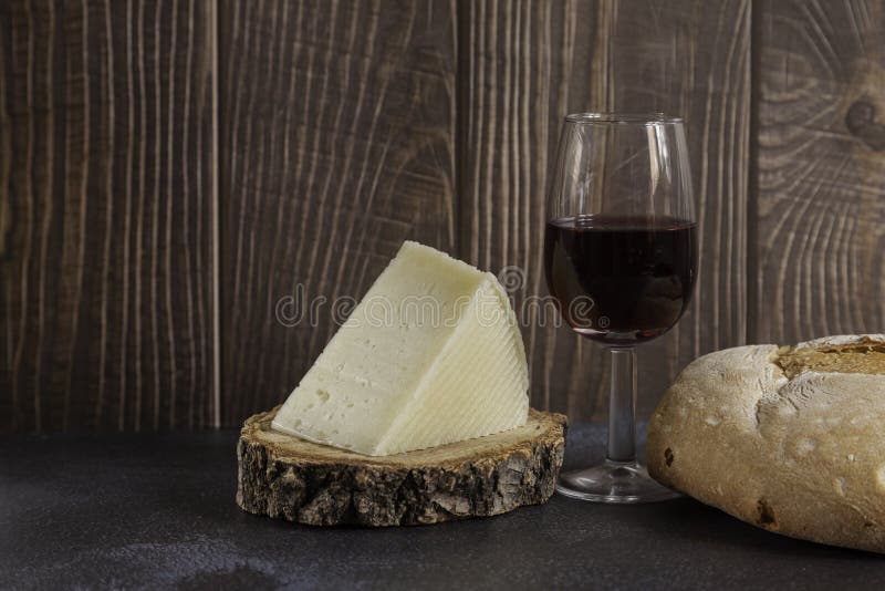 Queijo Fresco Espanhol Típico, Em Prato Azul E Garfo Foto de Stock