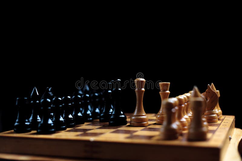 Xadrez é Um Jogo Justo. Homem Inteligente Joga Xadrez. Tabuleiro De Xadrez  Com Peças De Xadrez. Estratégia De Torneio. Diversão Es Imagem de Stock -  Imagem de luta, batalha: 176841387