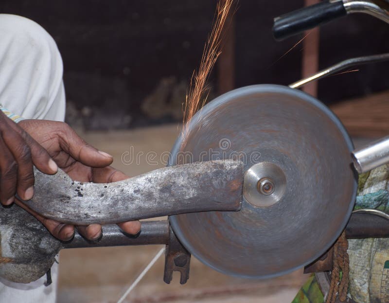 https://thumbs.dreamstime.com/b/pedal-driven-knife-sharpening-wheel-big-knife-like-object-sharpened-indian-man-his-bicycle-powered-stone-wheel-183092458.jpg