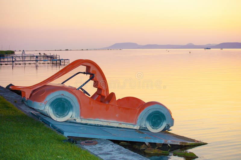 Pedalo i solnedgången arkivbild Pedalo i solnedgången arkivbild