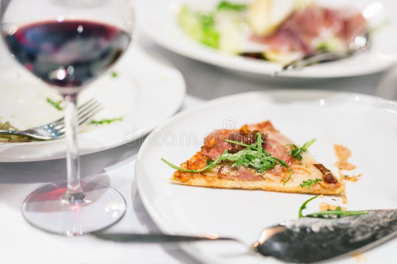Pedazo de pizza pasado en la placa blanca Pedazos y leftobers de la comida en la tabla después del problema del banquete de la ob imagen de archivo libre de regalías Pedazo de pizza pasado en la placa blanca Pedazos y leftobers de la comida en la tabla después del problema del banquete de la ob imagen de archivo libre de regalías