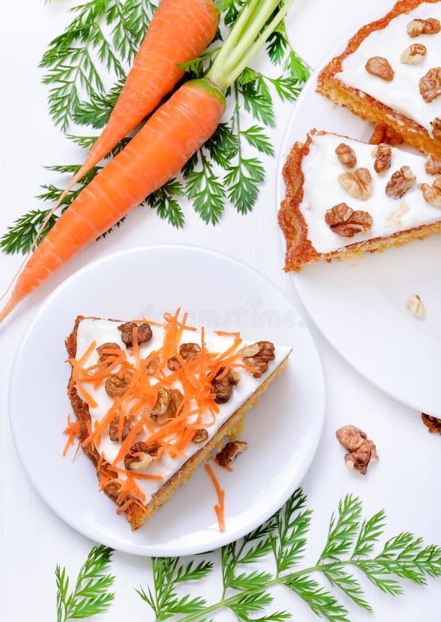 Pedazo de torta de zanahoria en la placa blanca fotografía de archivo libre de regalías Pedazo de torta de zanahoria en la placa blanca fotografía de archivo libre de regalías