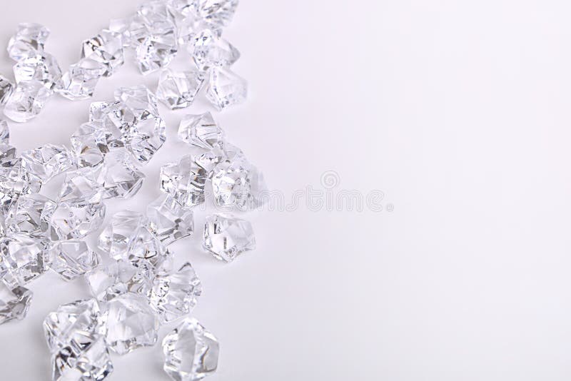Pedazos de cristal dispersados del diamante en un fondo blanco imagen de archivo Pedazos de cristal dispersados del diamante en un fondo blanco imagen de archivo