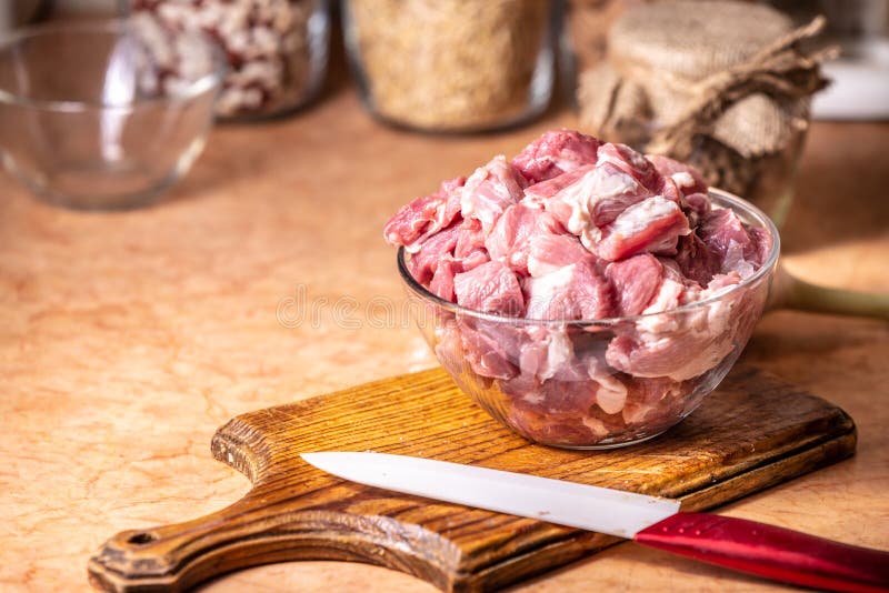 Pedazos de la carne en un bol de vidrio foto de archivo Pedazos de la carne en un bol de vidrio foto de archivo