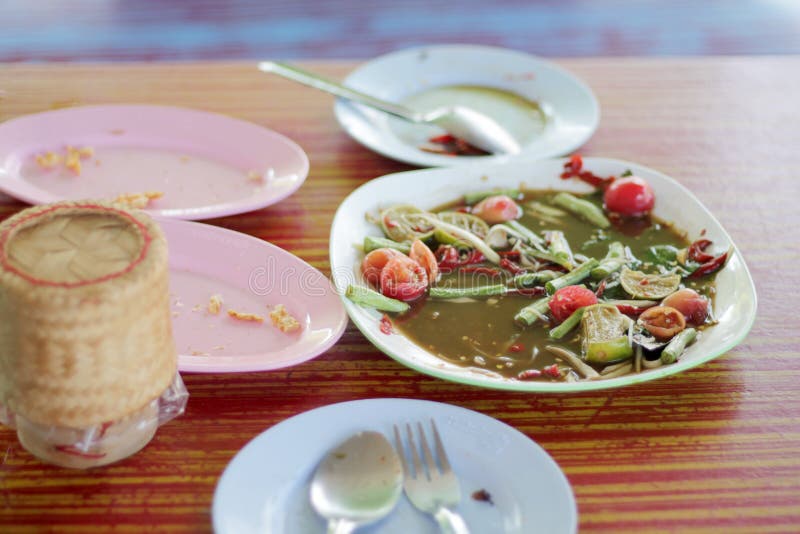 Pedazos de la comida colocados en la tabla fotografía de archivo libre de regalías Pedazos de la comida colocados en la tabla fotografía de archivo libre de regalías
